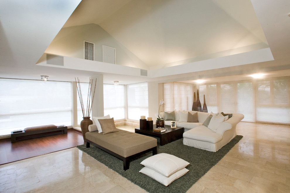Foto di un ampio soggiorno design aperto con nessuna TV, pareti beige, pavimento in marmo e nessun camino