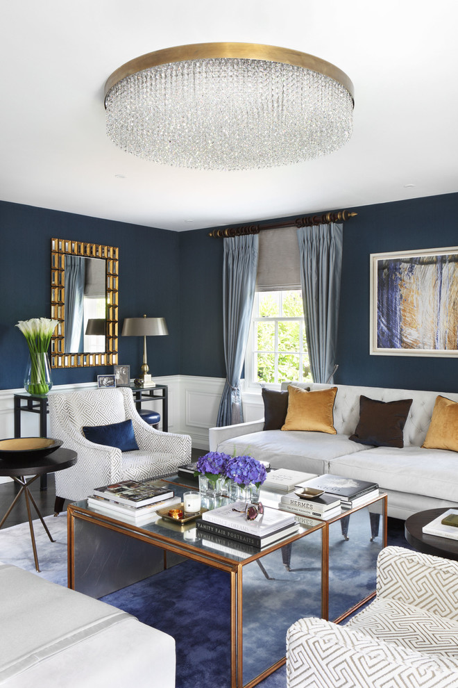 На фото: большая парадная, изолированная гостиная комната в классическом стиле с синими стенами, темным паркетным полом, телевизором на стене и синими шторами с