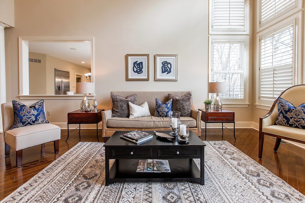 Klassisches Wohnzimmer mit beiger Wandfarbe und braunem Holzboden in Philadelphia