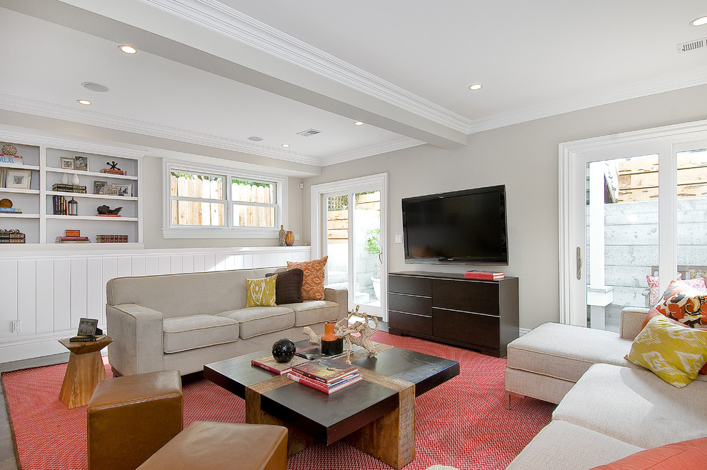 Стильный дизайн: большая гостиная комната в классическом стиле с серыми стенами и телевизором на стене - последний тренд