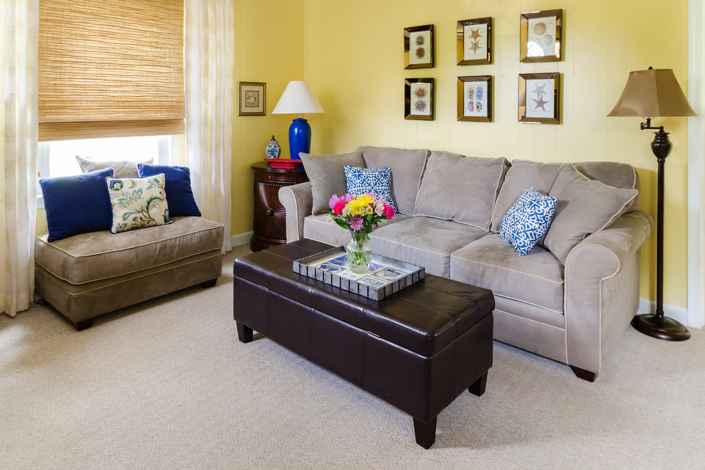 Inspiration pour un salon traditionnel de taille moyenne et fermé avec un mur jaune, moquette, une salle de réception, aucun téléviseur, un sol beige, une cheminée standard et un manteau de cheminée en brique.