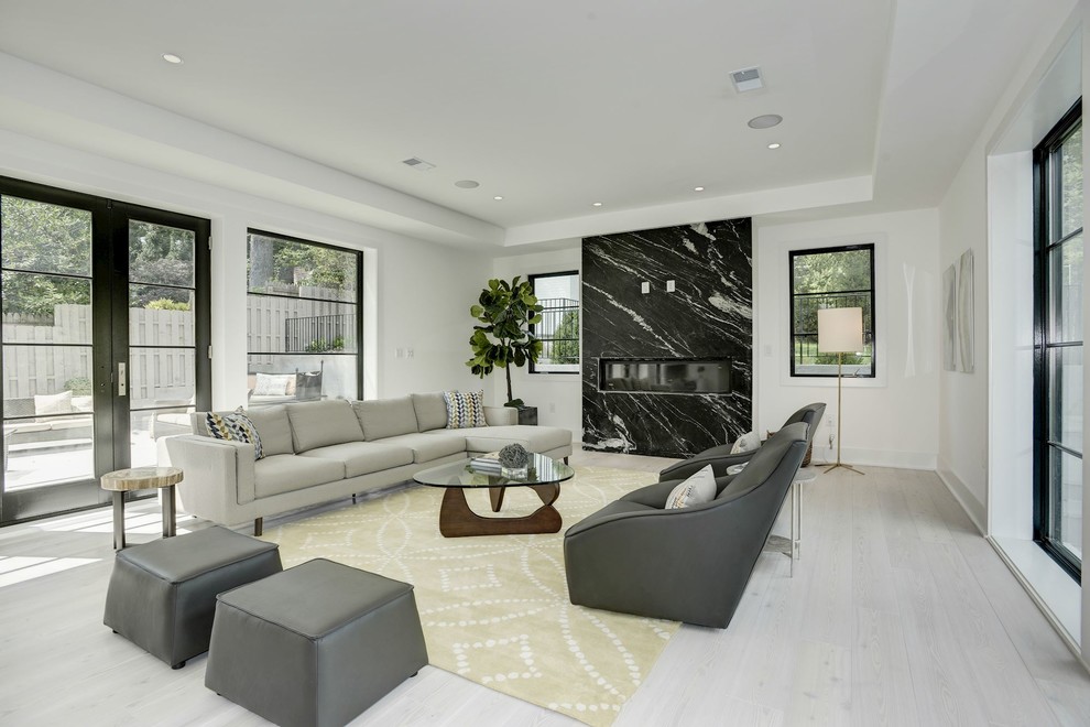 Immagine di un soggiorno design aperto con pareti bianche, parquet chiaro, pavimento beige, camino lineare Ribbon e cornice del camino in pietra