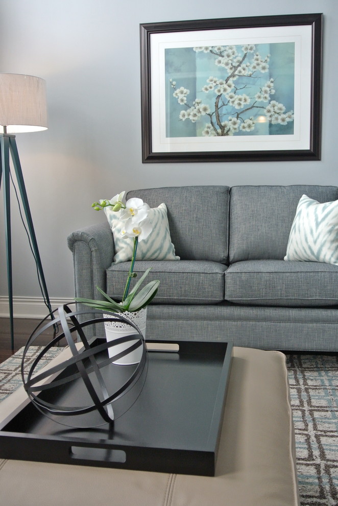 Mittelgroßes Klassisches Wohnzimmer mit TV-Wand, grauer Wandfarbe, dunklem Holzboden, Kamin, Kaminumrandung aus Holz und braunem Boden in Toronto