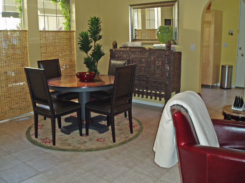 Idee per un piccolo soggiorno bohémian aperto con pareti gialle e pavimento con piastrelle in ceramica