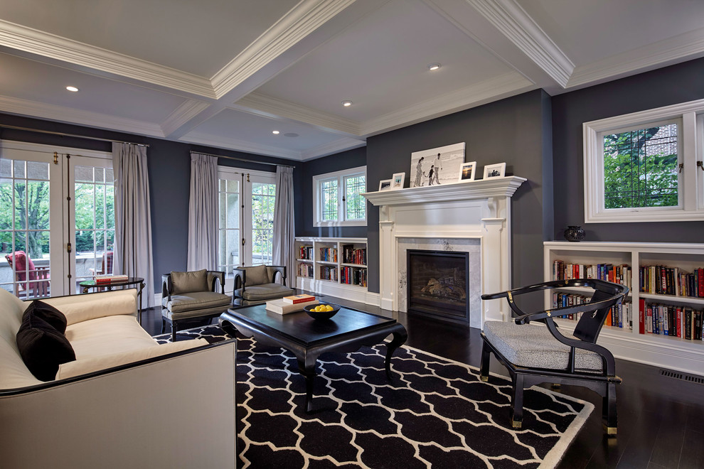 Пример оригинального дизайна: большая изолированная гостиная комната в классическом стиле с серыми стенами, темным паркетным полом, стандартным камином и фасадом камина из дерева