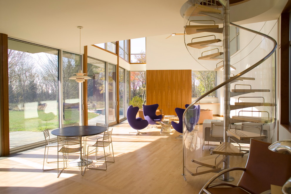 Esempio di un ampio soggiorno moderno aperto con parquet chiaro, pareti bianche, parete attrezzata e pavimento marrone