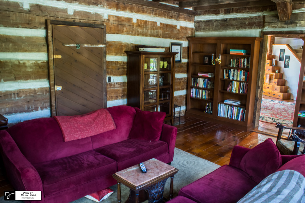 Mittelgroße, Fernseherlose, Abgetrennte Urige Bibliothek ohne Kamin mit brauner Wandfarbe und braunem Holzboden in Baltimore