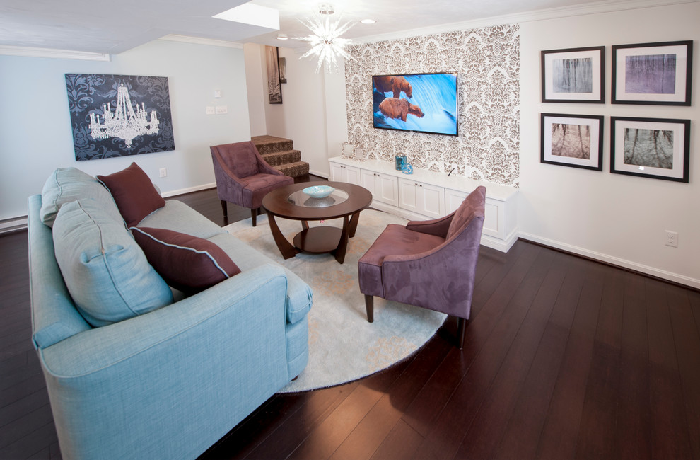 На фото: парадная, изолированная гостиная комната среднего размера в современном стиле с белыми стенами, темным паркетным полом, телевизором на стене и обоями за телевизором без камина с