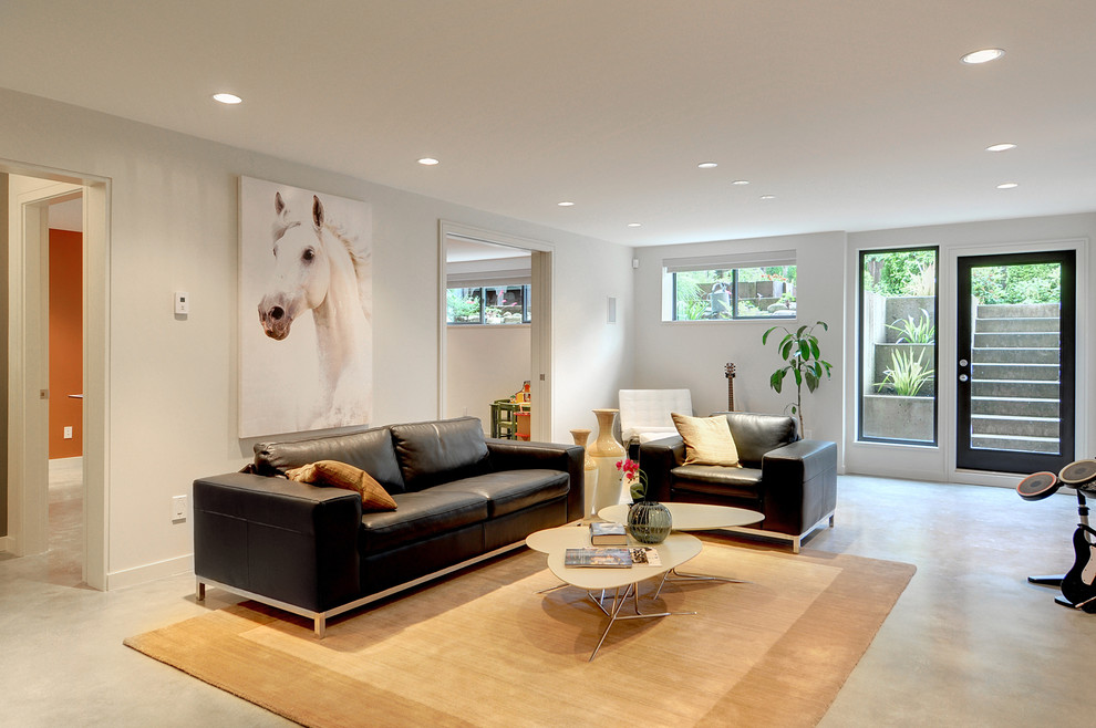 Mittelgroßes, Offenes Modernes Wohnzimmer mit Betonboden und weißer Wandfarbe in Vancouver