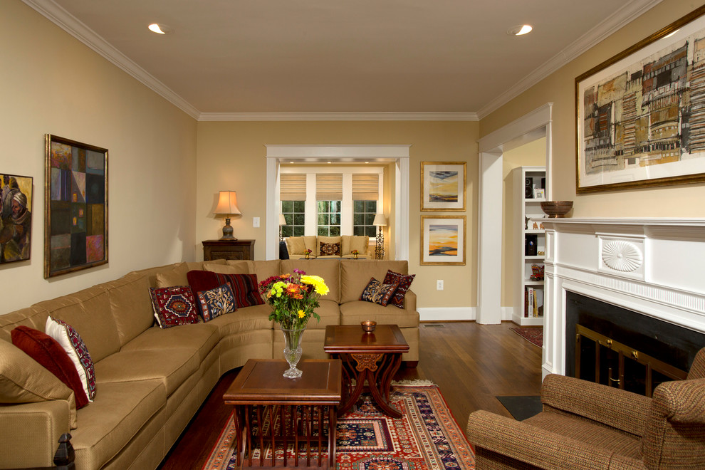 Klassisches Wohnzimmer mit Kamin, Kaminumrandung aus Holz, beiger Wandfarbe und braunem Holzboden in Washington, D.C.