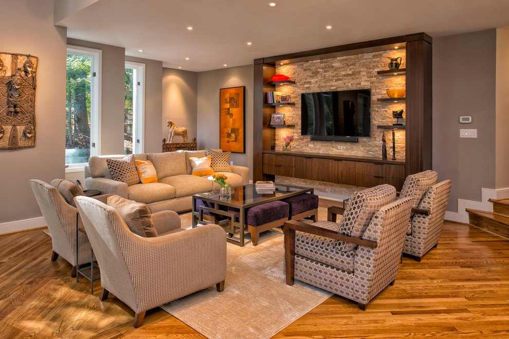 Cette image montre un salon traditionnel avec une salle de réception, un téléviseur fixé au mur, un mur marron et un sol en bois brun.