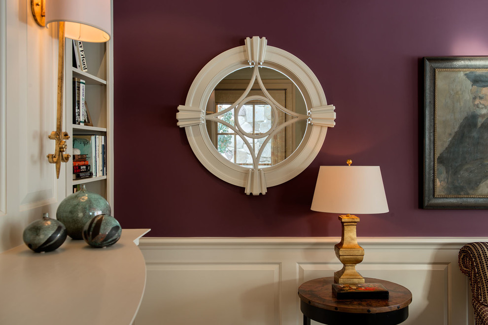 Источник вдохновения для домашнего уюта: гостиная комната в стиле неоклассика (современная классика) с фиолетовыми стенами