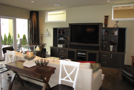 Mittelgroßes, Repräsentatives, Offenes Mediterranes Wohnzimmer mit beiger Wandfarbe, Keramikboden, freistehendem TV und braunem Boden in Vancouver