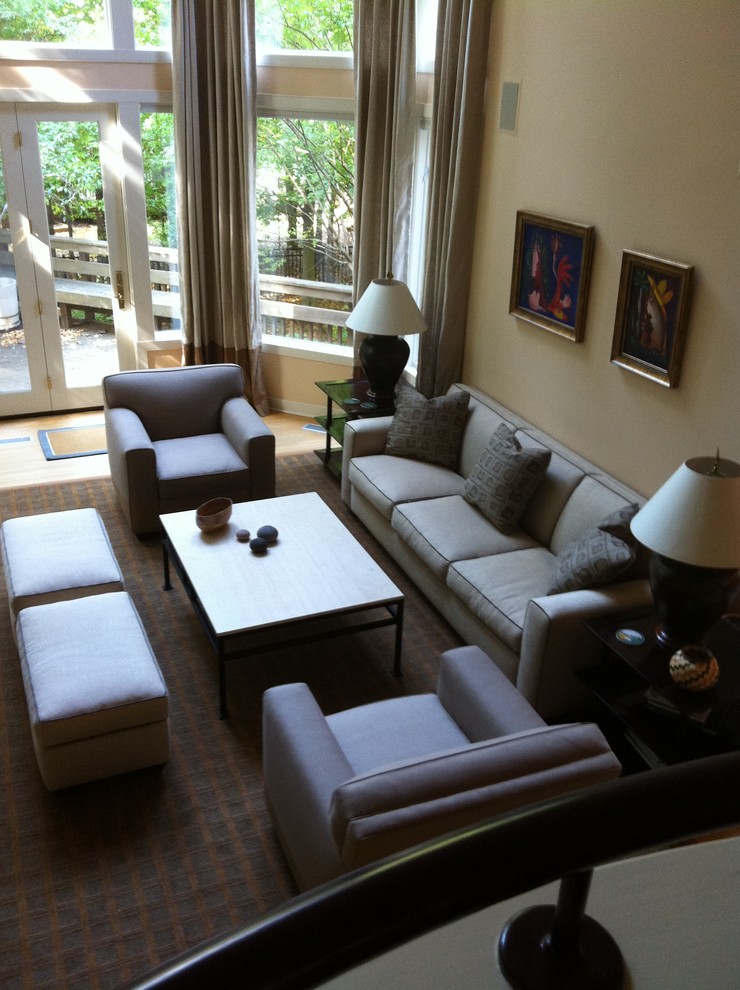 Foto di un grande soggiorno design aperto con pareti beige, parquet chiaro, camino classico, cornice del camino in pietra e TV a parete