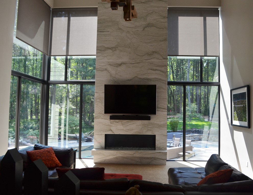 Foto de salón cerrado contemporáneo de tamaño medio con paredes blancas, chimenea lineal, marco de chimenea de baldosas y/o azulejos y televisor colgado en la pared