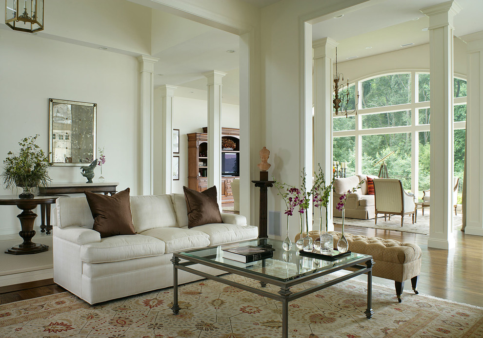 Diseño de salón para visitas abierto tradicional con paredes blancas y suelo de madera en tonos medios
