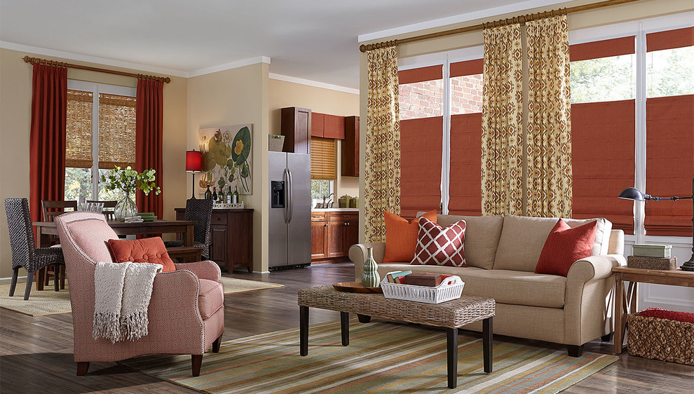 Offenes Klassisches Wohnzimmer mit beiger Wandfarbe und braunem Holzboden in Orange County