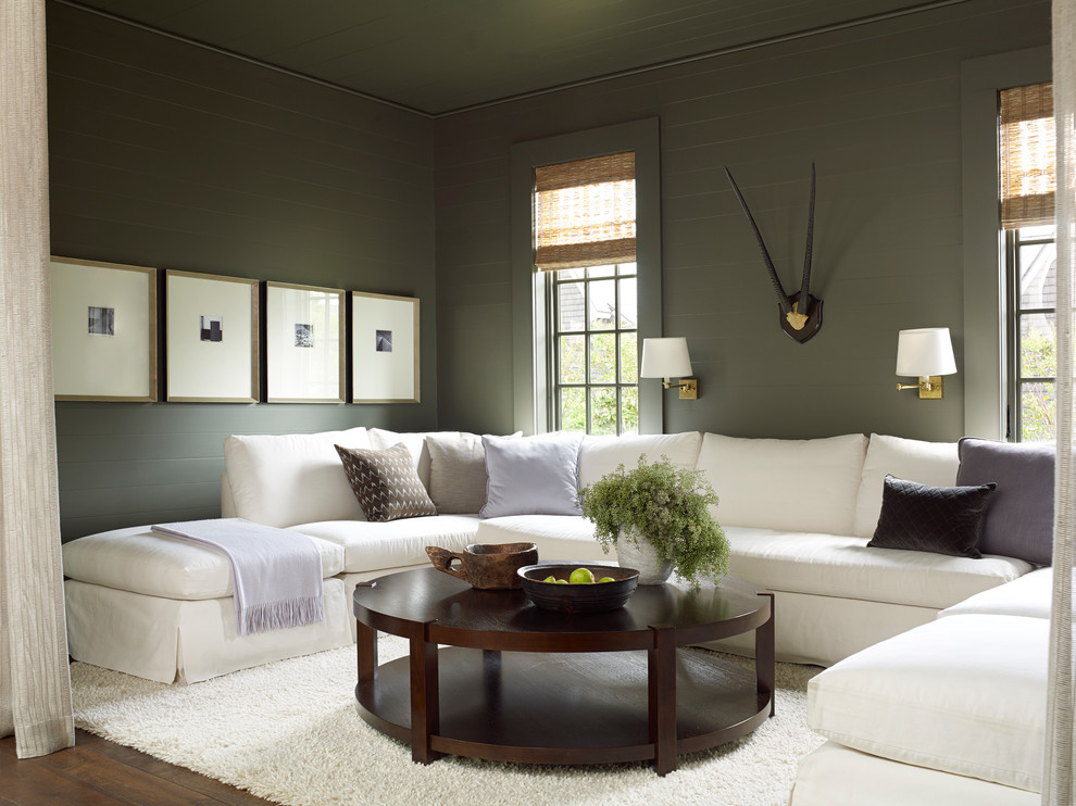 На фото: изолированная гостиная комната среднего размера в классическом стиле с темным паркетным полом, серыми стенами и коричневым полом без камина