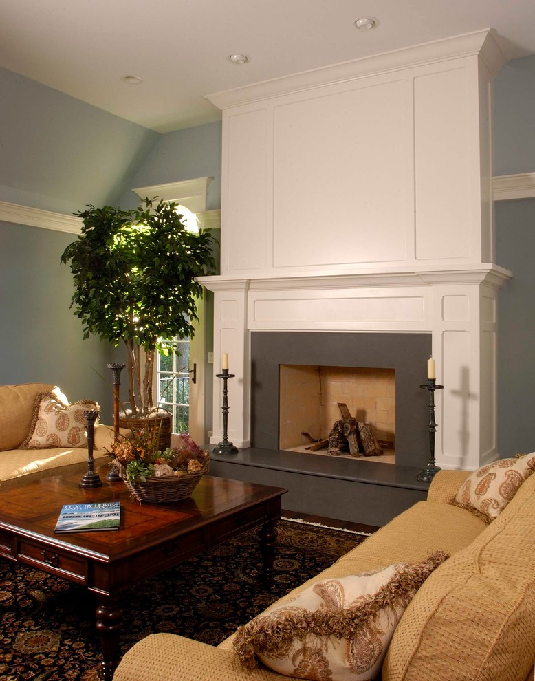Imagen de salón cerrado clásico extra grande con paredes azules, suelo de madera en tonos medios, todas las chimeneas y marco de chimenea de piedra