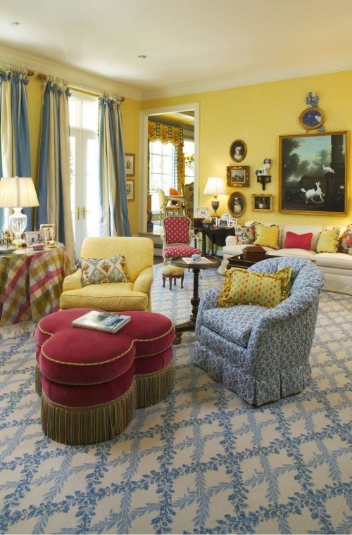 Klassisches Wohnzimmer mit gelber Wandfarbe in Charlotte