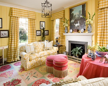 Esempio di un soggiorno chic con pareti gialle e parquet scuro
