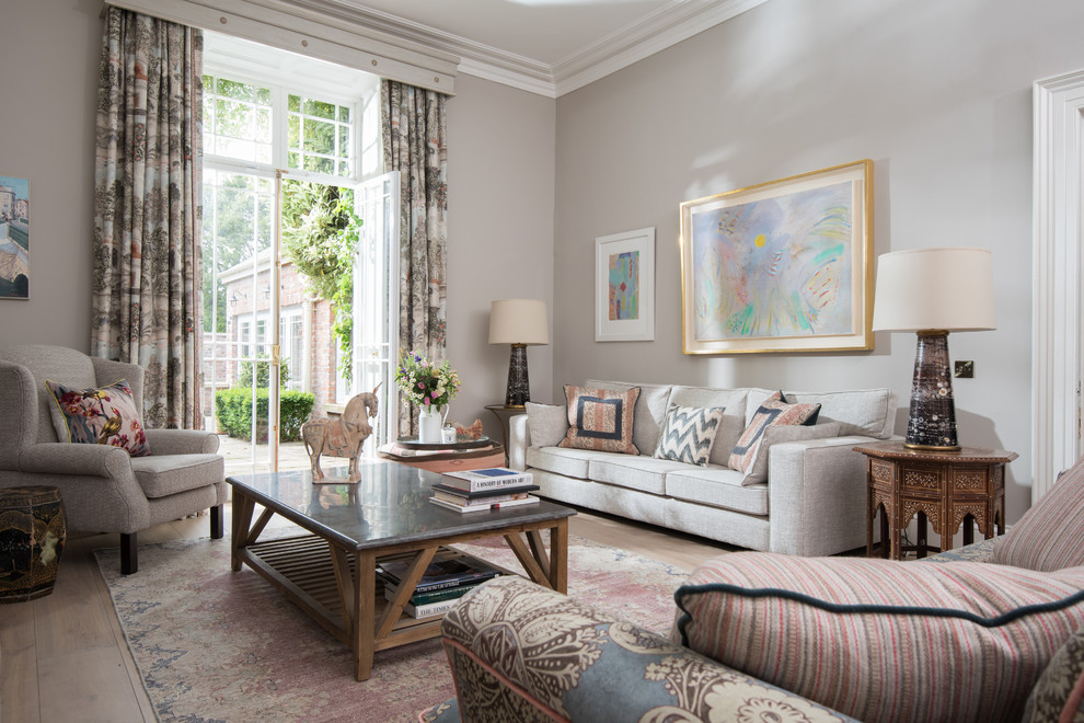 Ejemplo de salón para visitas cerrado clásico renovado con paredes grises, suelo de madera clara y suelo beige