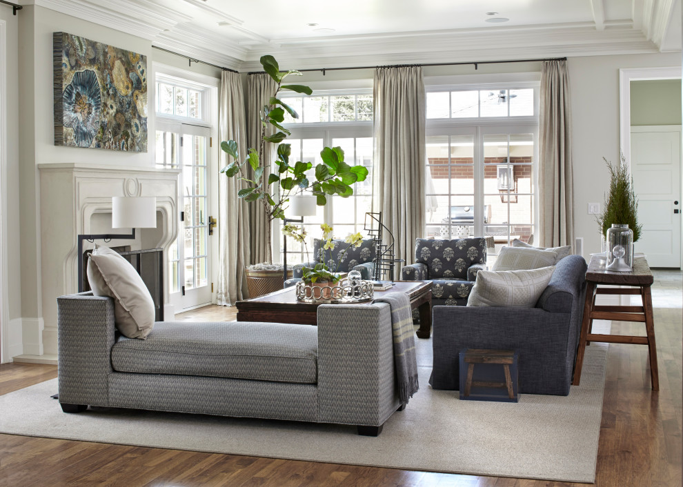 Immagine di un soggiorno classico con sala formale, pareti grigie, pavimento in legno massello medio, camino classico, nessuna TV e pavimento marrone