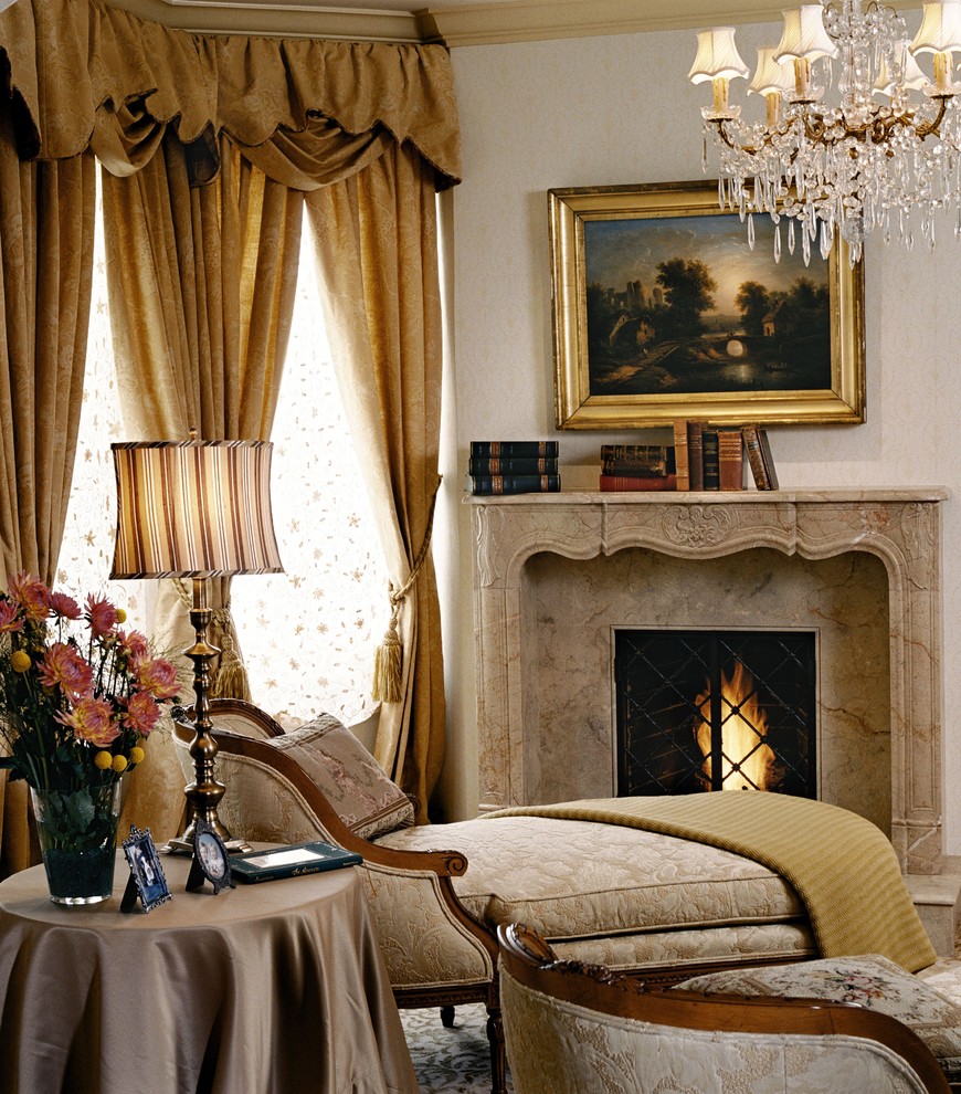Источник вдохновения для домашнего уюта: гостиная комната в классическом стиле с стандартным камином и красивыми шторами