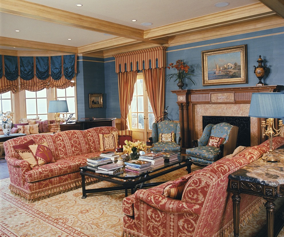 Modelo de salón clásico con paredes azules y cortinas