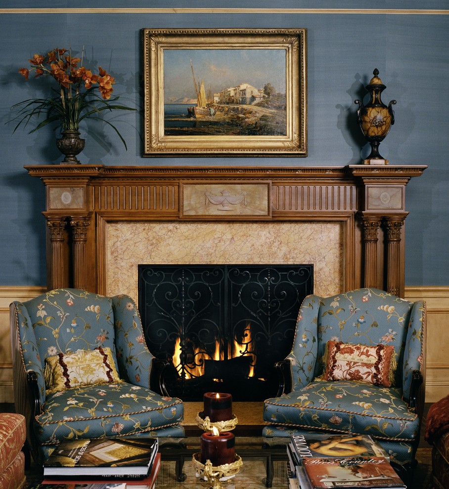 Пример оригинального дизайна: гостиная комната в классическом стиле с синими стенами