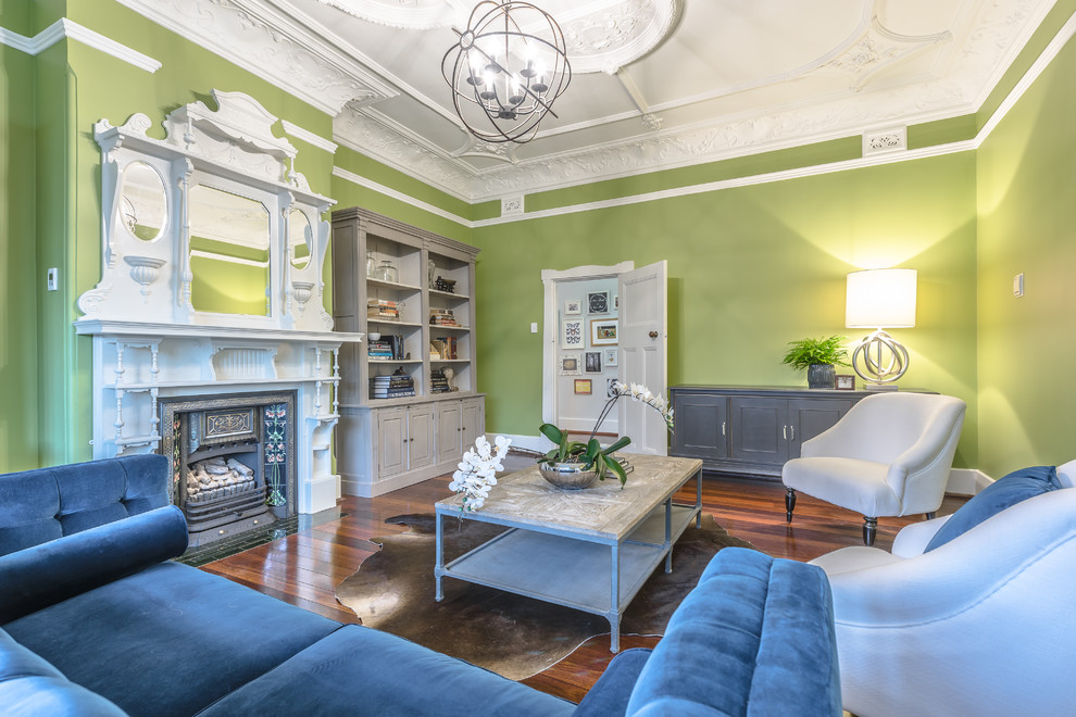 Ispirazione per un soggiorno con sala formale, pareti verdi e camino classico