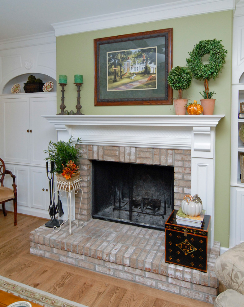 Example of a country living room design in Charleston
