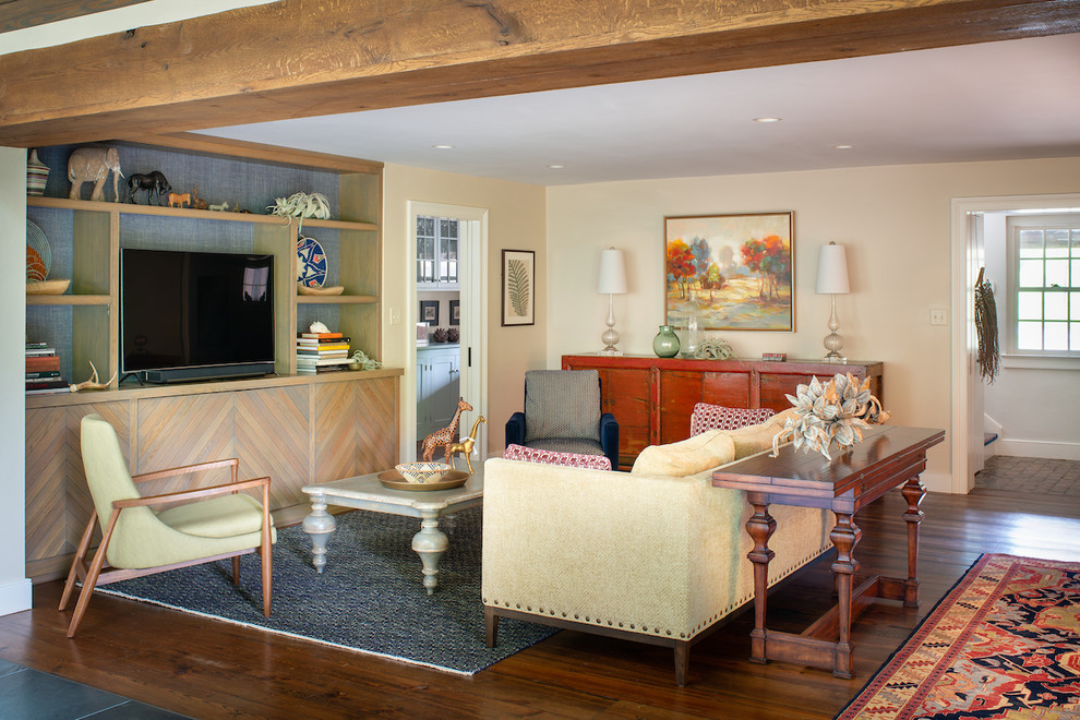 Idee per un soggiorno country con pareti beige, parquet scuro, TV autoportante e pavimento marrone