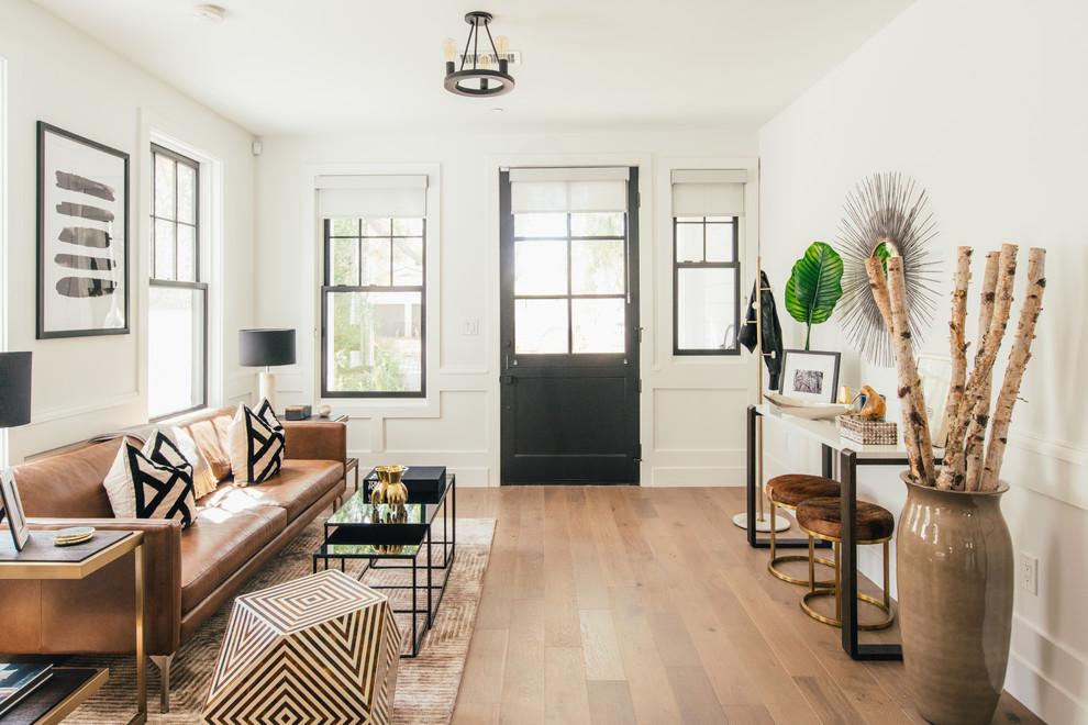 Offenes Klassisches Wohnzimmer mit weißer Wandfarbe und hellem Holzboden in Los Angeles