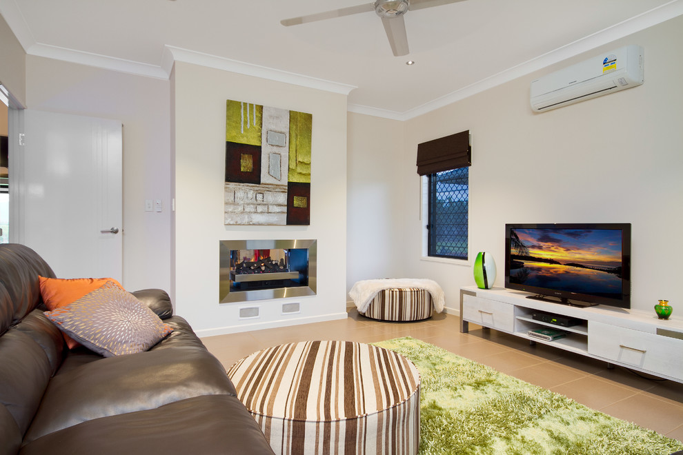 Exemple d'un salon tendance fermé avec un mur blanc, un téléviseur indépendant, un sol en carrelage de céramique, une cheminée double-face et un manteau de cheminée en métal.