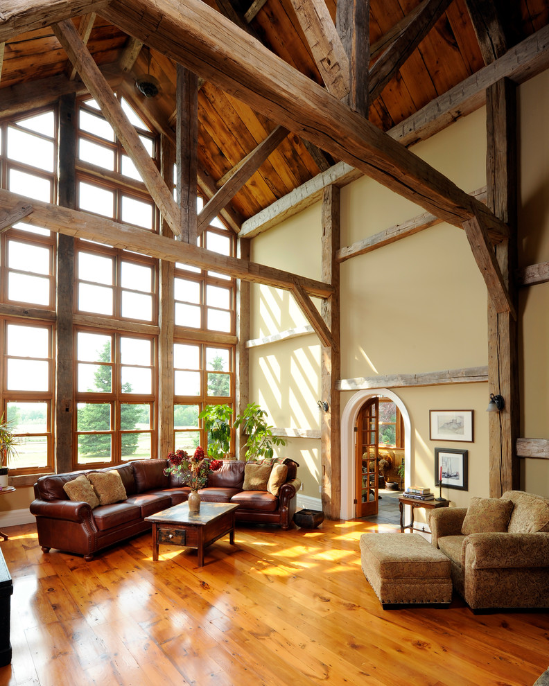 Exempel på ett lantligt separat vardagsrum, med ett finrum, beige väggar, mellanmörkt trägolv och orange golv