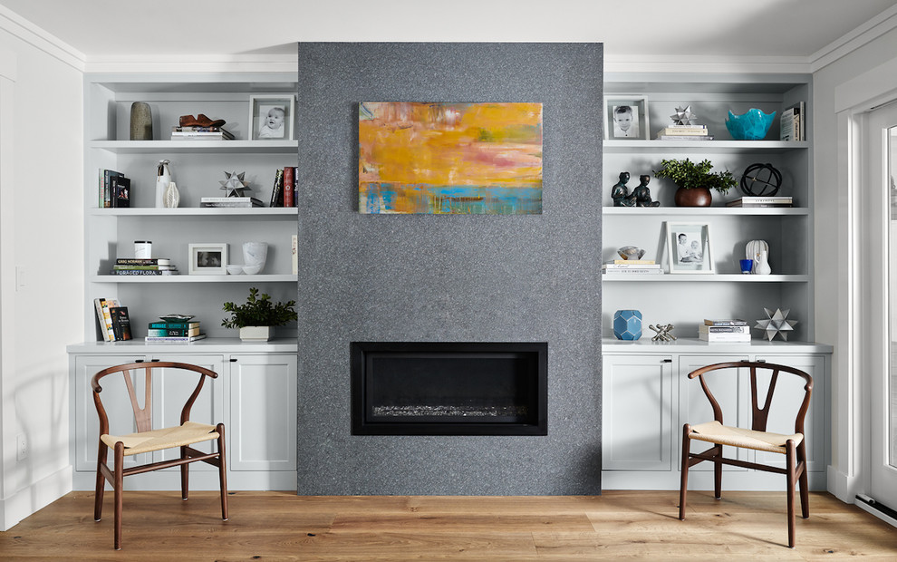 サンフランシスコにある高級な中くらいなカントリー風のおしゃれなLDK (白い壁、無垢フローリング、標準型暖炉、石材の暖炉まわり、茶色い床) の写真