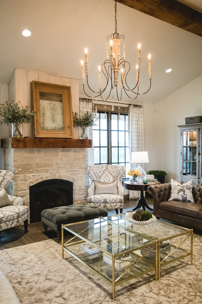 Großes, Offenes Landhaus Wohnzimmer mit weißer Wandfarbe, braunem Holzboden, Kamin und Kaminumrandung aus Stein in Oklahoma City
