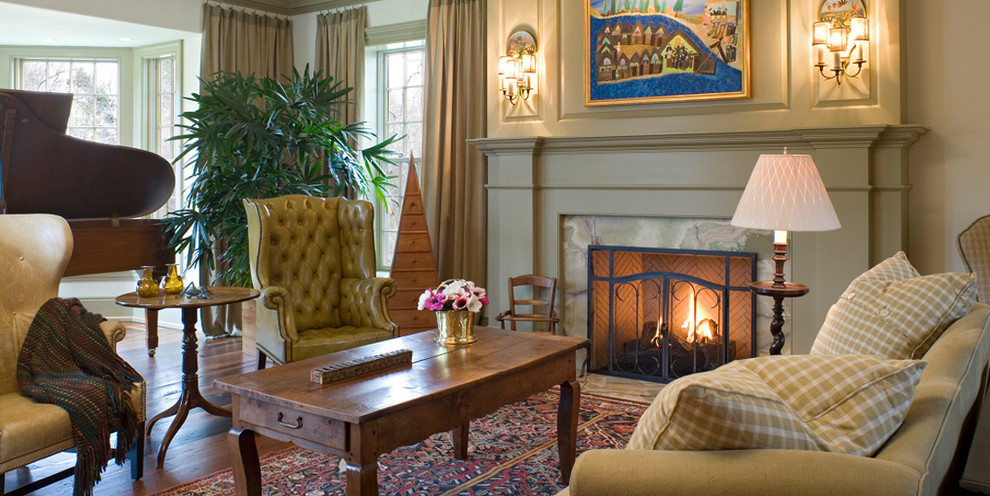 Пример оригинального дизайна: гостиная комната в стиле кантри с стандартным камином и красивыми шторами