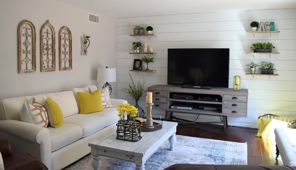 Foto de salón abierto campestre de tamaño medio sin chimenea con paredes grises, suelo de madera en tonos medios y televisor independiente