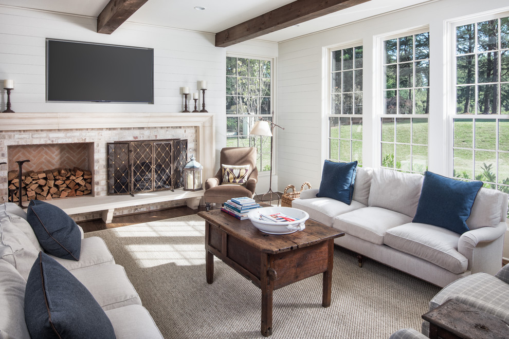 Foto de salón de estilo de casa de campo con paredes blancas, suelo de madera oscura, todas las chimeneas y televisor colgado en la pared