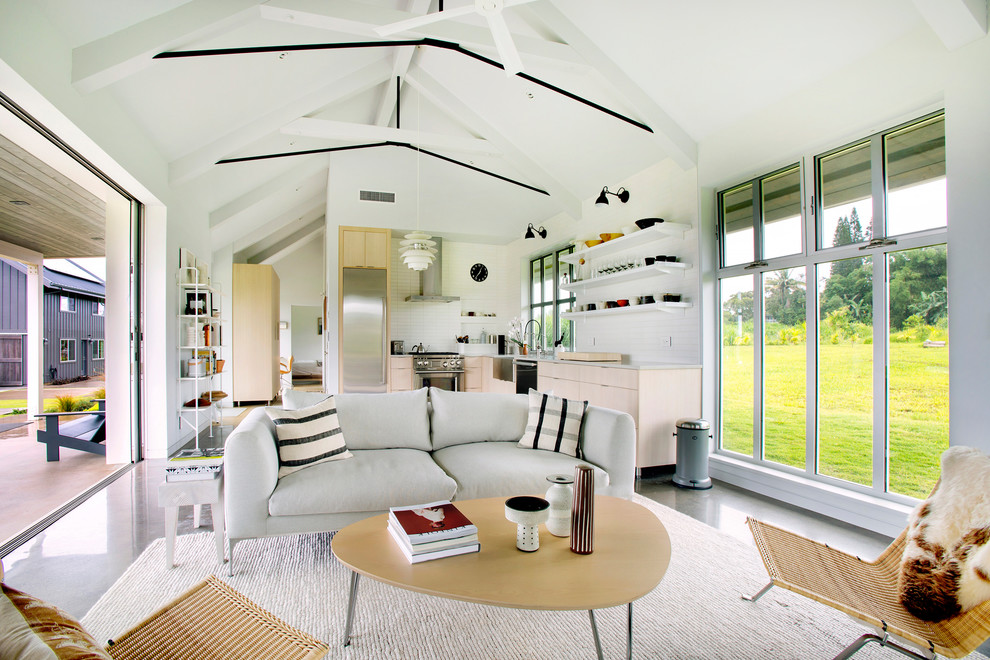 Пример оригинального дизайна: открытая гостиная комната в стиле кантри с белыми стенами, бетонным полом и серым полом