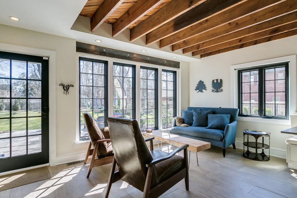 Fernseherloses Country Wohnzimmer mit beiger Wandfarbe und hellem Holzboden in Philadelphia