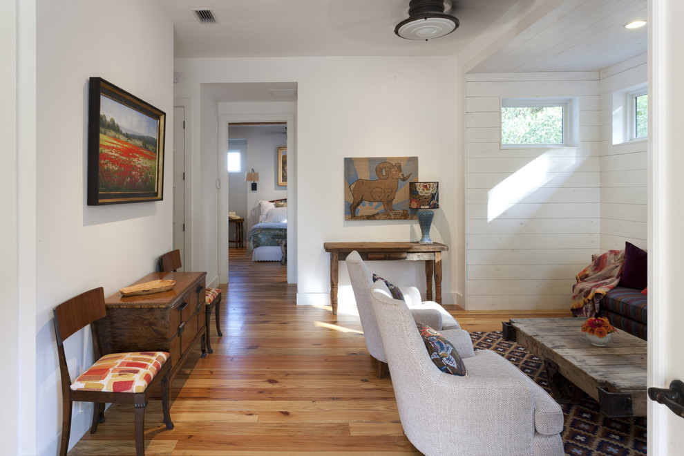 Landhausstil Wohnzimmer mit weißer Wandfarbe in Austin