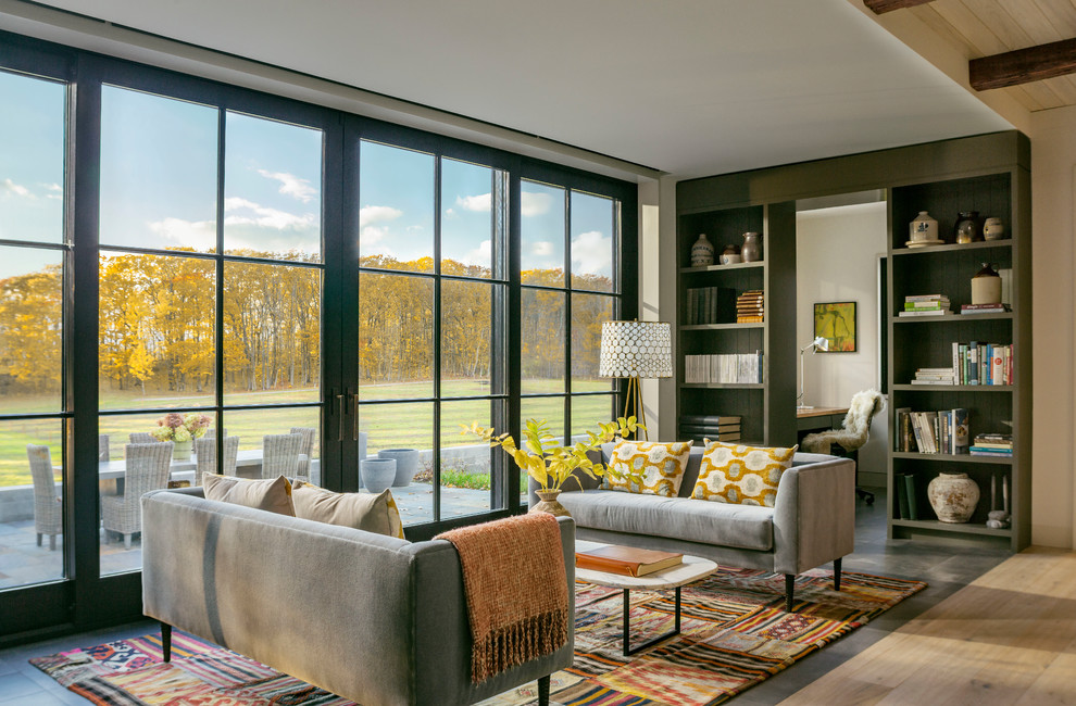 Mittelgroßes, Fernseherloses, Offenes Landhausstil Wohnzimmer mit Porzellan-Bodenfliesen, weißer Wandfarbe und grauem Boden in Burlington