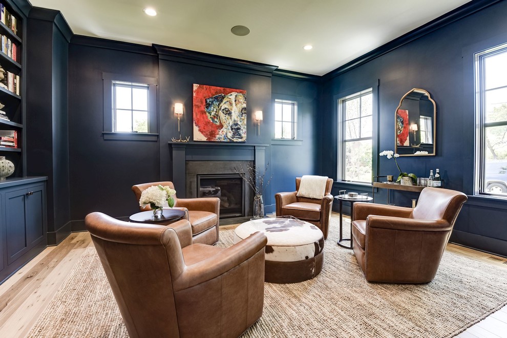 Repräsentatives, Abgetrenntes Wohnzimmer mit schwarzer Wandfarbe, hellem Holzboden, Kamin und Kaminumrandung aus Metall in Washington, D.C.