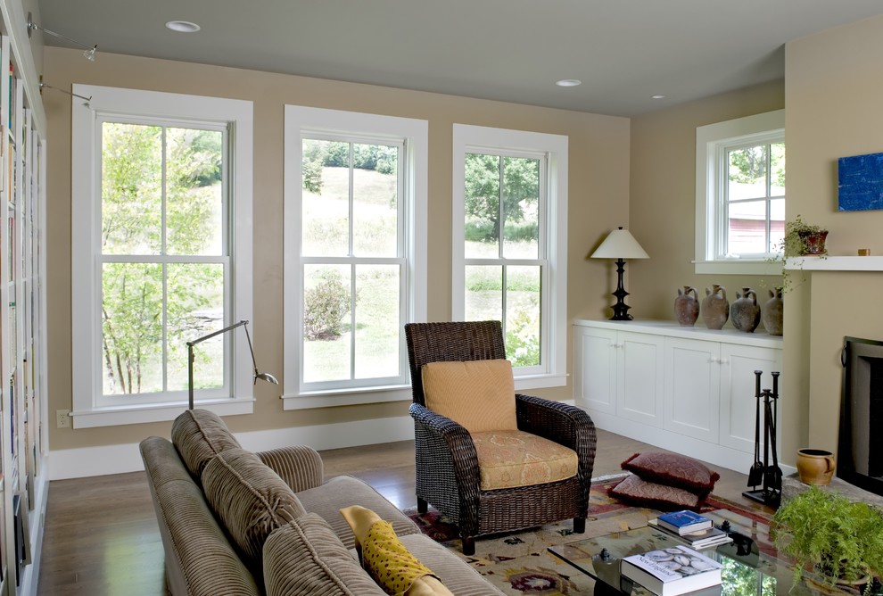 Idee per un soggiorno country con pareti beige e tappeto