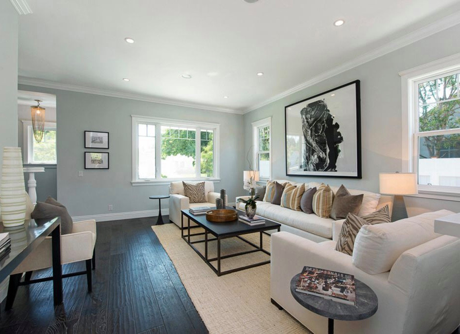Immagine di un grande soggiorno tradizionale aperto con pareti grigie, sala formale, parquet scuro e pavimento marrone