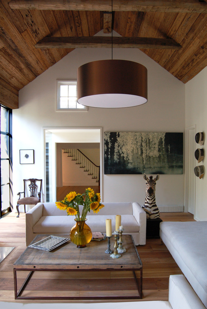 Стильный дизайн: гостиная комната в стиле кантри с белыми стенами - последний тренд