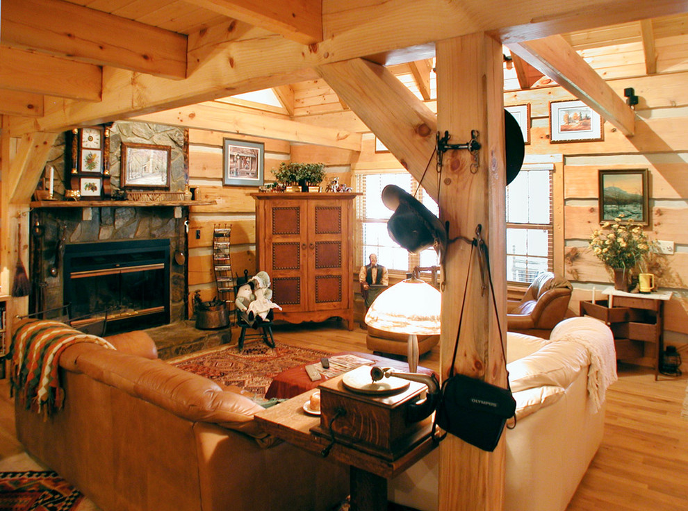 Kleines, Fernseherloses, Offenes Uriges Wohnzimmer mit braunem Holzboden, Kamin und Kaminumrandung aus Stein in Charlotte